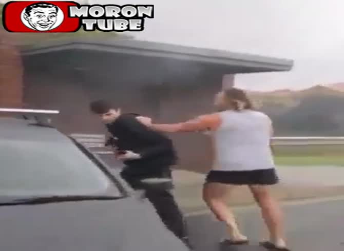 Video :A young man attempts to flee after an accident, so he crushes him